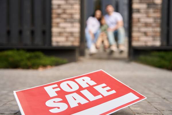 Real Estate Agent Selvin Melendez Saravia with Long and Foster Buy Selling?